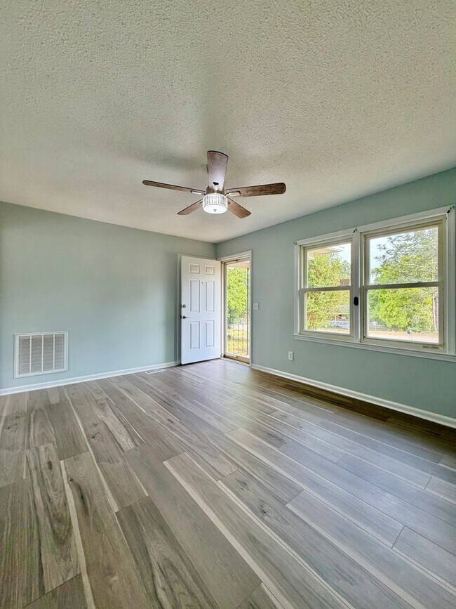 Building Photo - 3 Bedroom 1 Bath Home