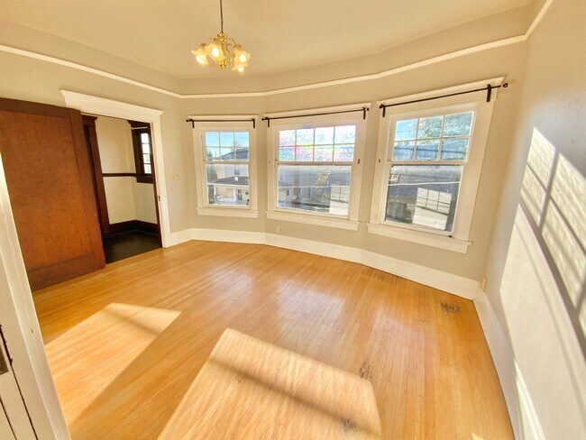 Building Photo - Unique Vintage 1 Bedroom 1 Bath Apartment ...