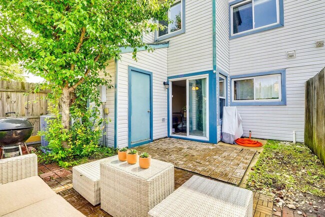 Foto del edificio - 749 Quesnel Dr