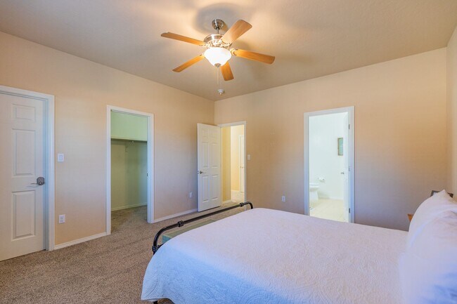 Foto del edificio - 3 Bed 2 Bath Fully Furnished Home - Pet Fr...