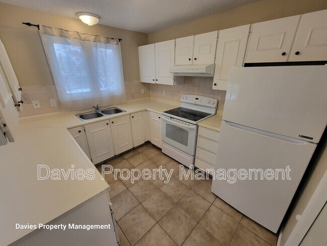 Building Photo - 9323-9173 173 St NW