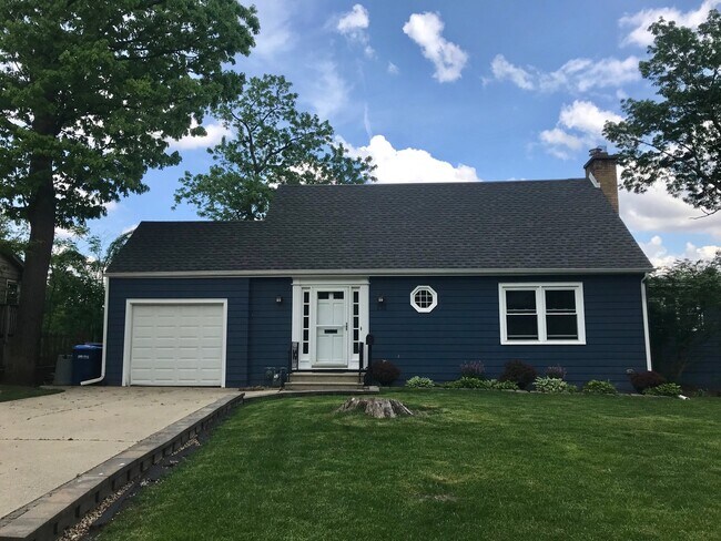 Building Photo - 213 Delcy Dr