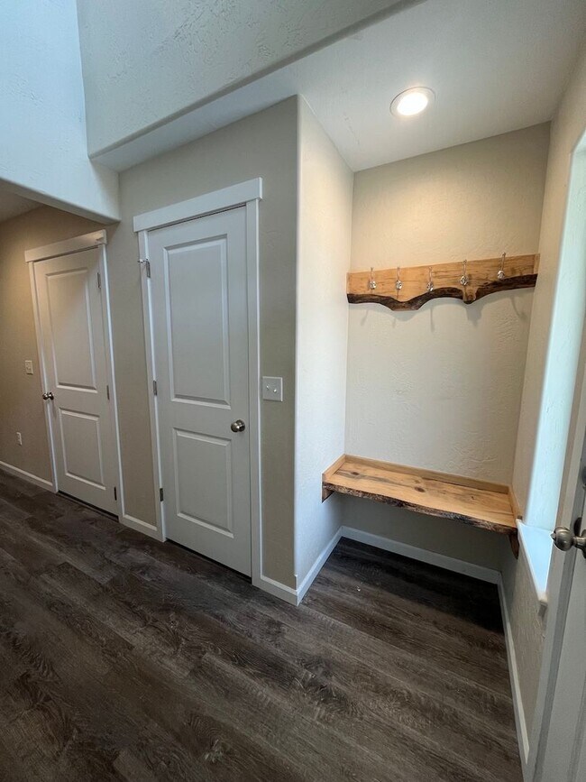 Foto del edificio - 3-Bed Home with Garage & Fenced Yard in Pr...