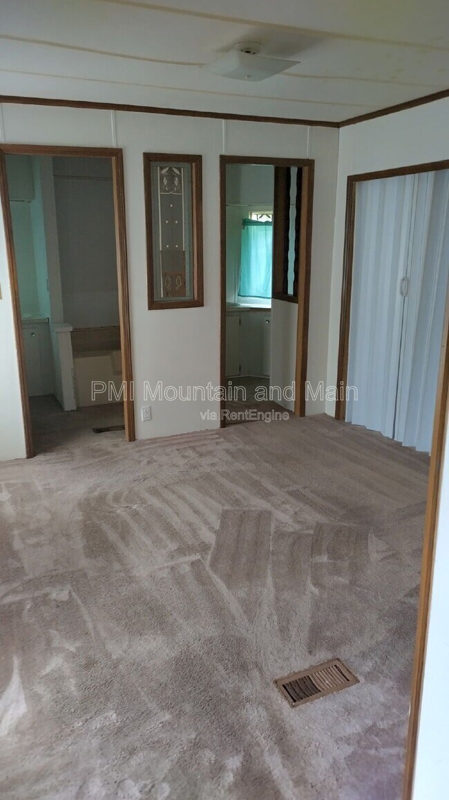 Foto del edificio - 8 Shuckers Ln
