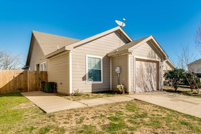 Building Photo - No Application Fees* $500 off 1st months r...