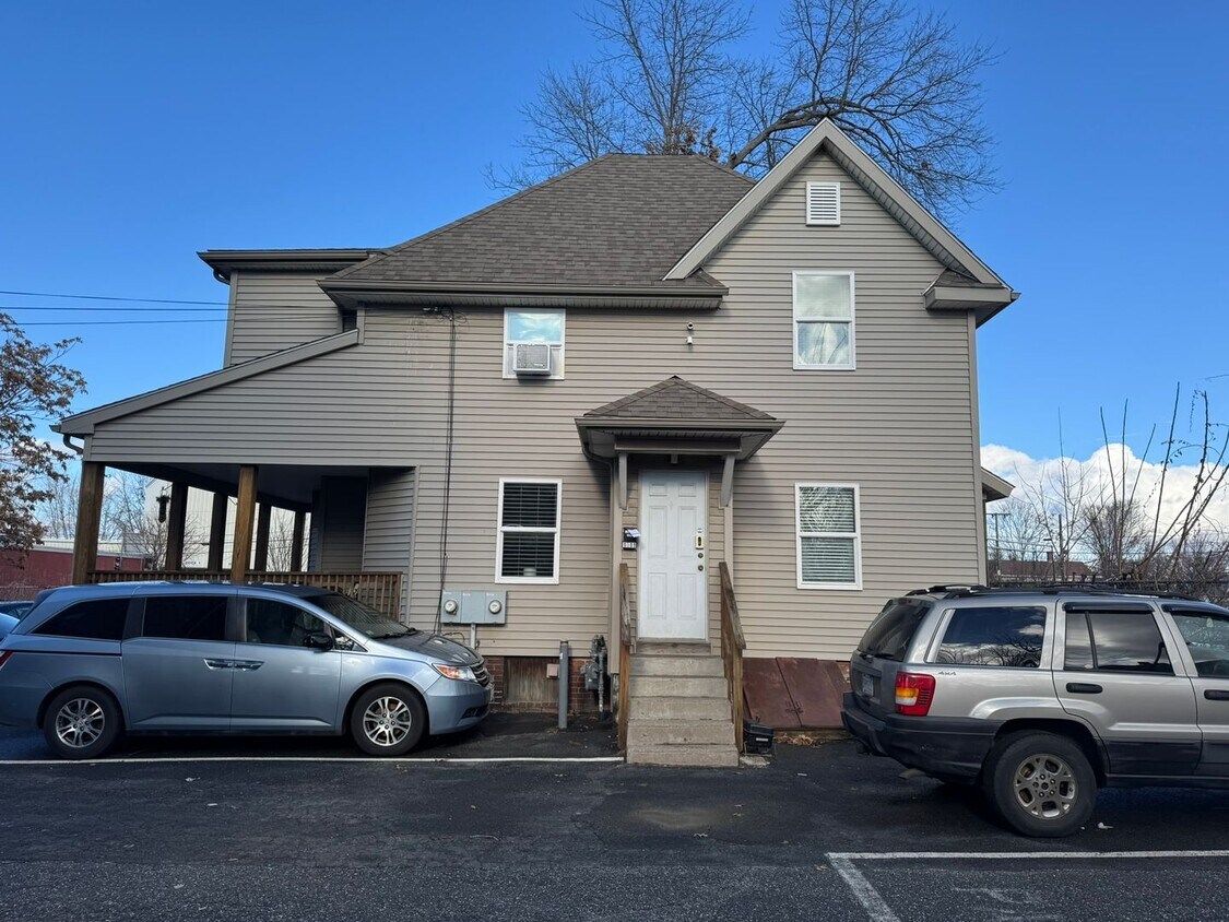 Building Photo - Modern 2 bedroom with office in West Sprin...