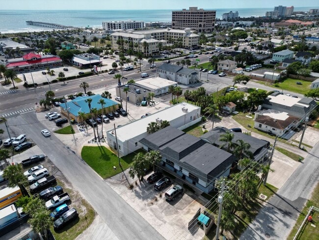 Building Photo - Charming 2 Bedroom close to the beach available now!