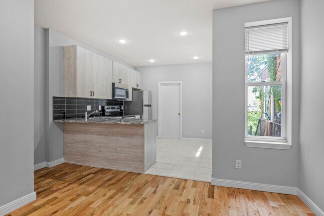 Building Photo - ??? NEWLY RENOVATED 3 BEDROOMS & 2.5 BATHS...