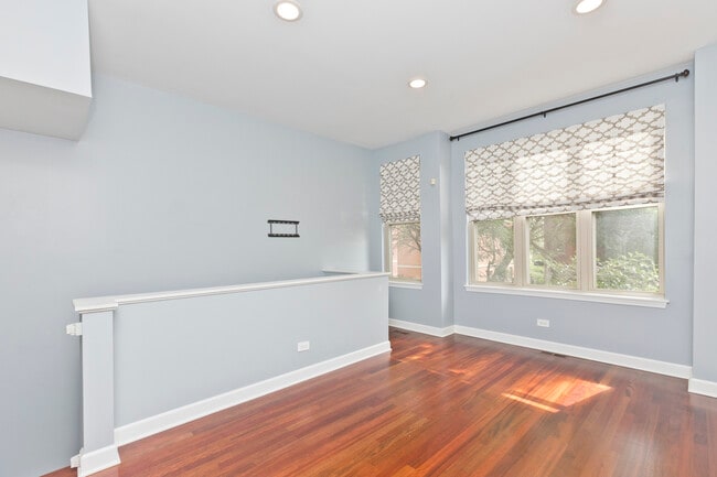 Building Photo - 1332 N Burling St