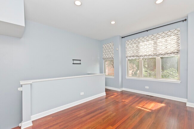 Foto del edificio - 1332 N Burling St