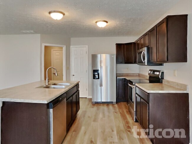 Building Photo - 1806 12 Oaks Dr