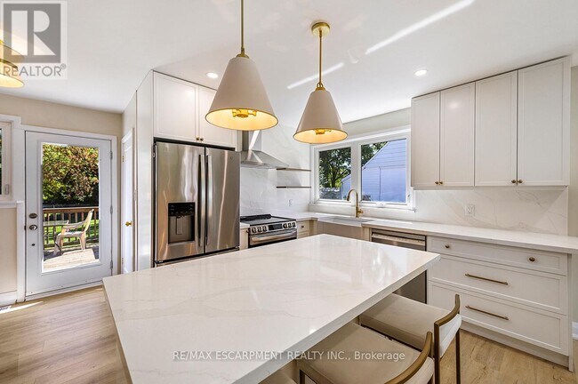 Building Photo - 207 Elmwood Crescent
