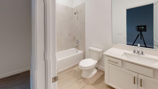 Foto del edificio - 7913 Lakes Edge Ln