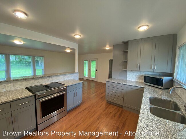 Foto del edificio - 3 br, 1.5 bath House - 202 E 9th St.