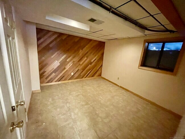 Foto del edificio - 457 Thoreau Rd