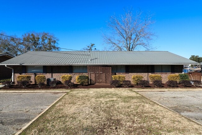 Building Photo - Remodeled Duplex on Logan Martin Lake