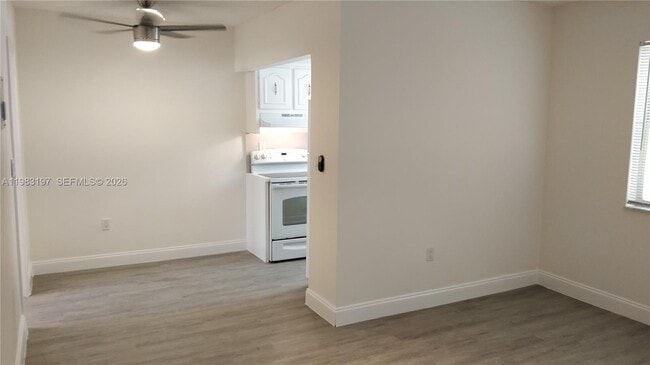 Building Photo - 1975 NE 135th St