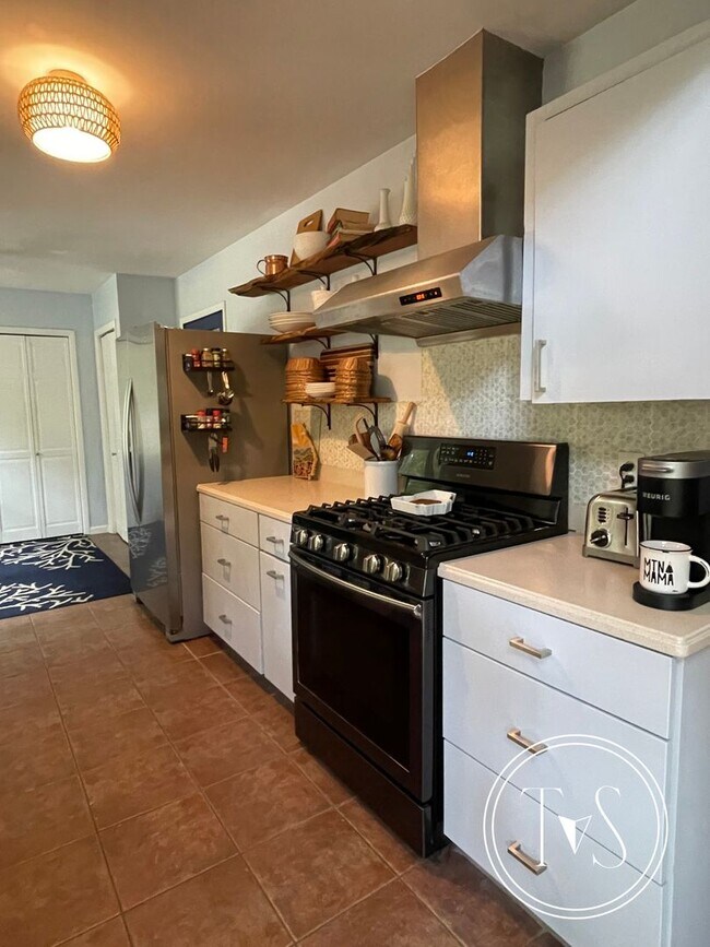 Building Photo - RATE DROP ALERT! (was $2800/month)