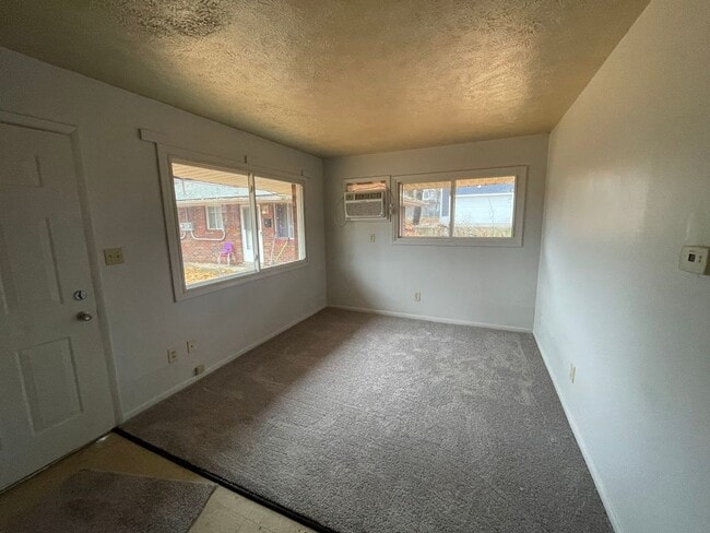 Building Photo - One bedroom one bathroom apartment for rent