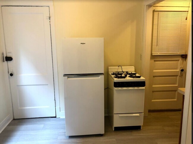 Kitchen/Front & Back Entrance - 1620 W Roscoe St