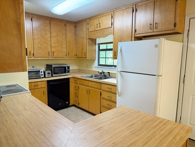 Building Photo - 612A Pelham Rd
