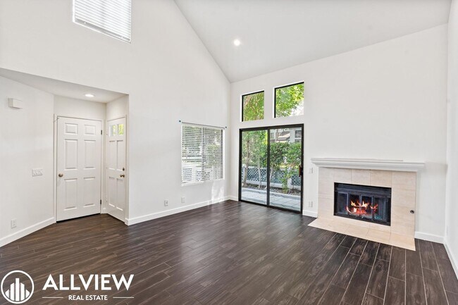 Foto del edificio - Beautifully Upgraded 2 Bed, 2 Bath + Den W...
