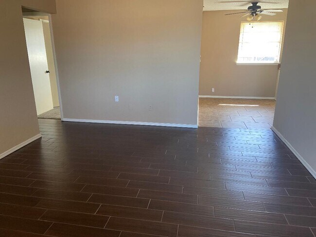 Building Photo - 610 Redwood Dr