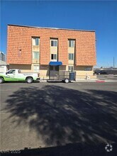 Building Photo - 305 N 10th St
