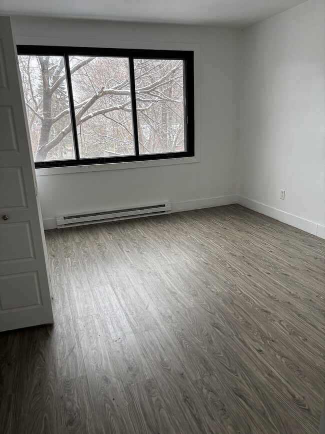 Building Photo - 5480 Av Coronation