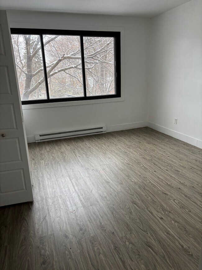 Photo du bâtiment - 5480 Av Coronation