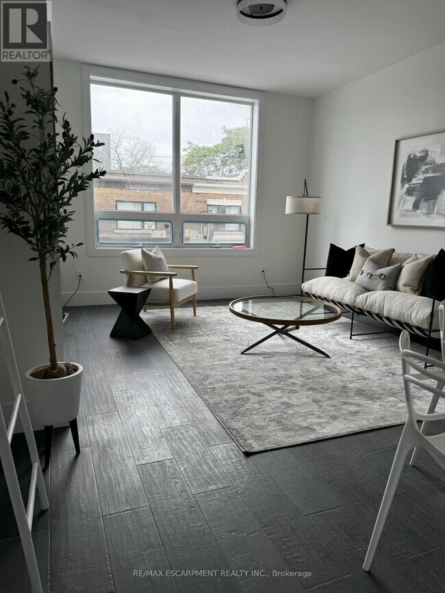 Photo du bâtiment - 7 Barton St E