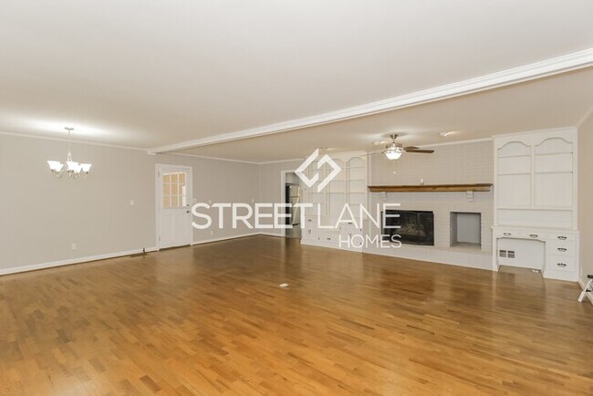 Building Photo - REDUCED!