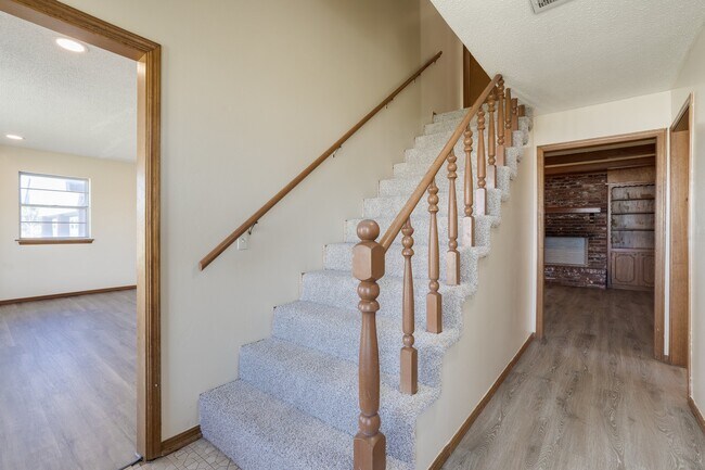 Building Photo - 2912 N Santa Fe Ave