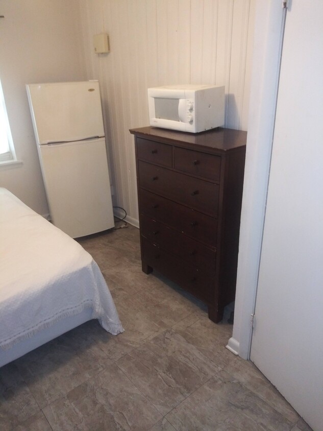 tiny bedroom - 2126 15th Ave N