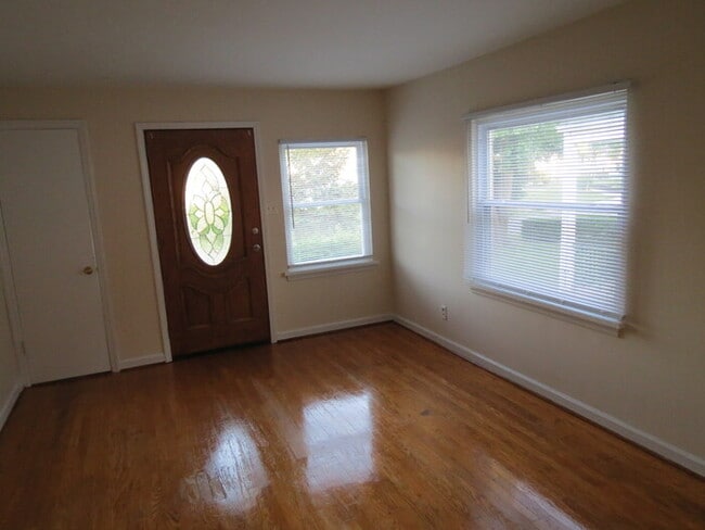 Building Photo - 2743 Thorndale Ave