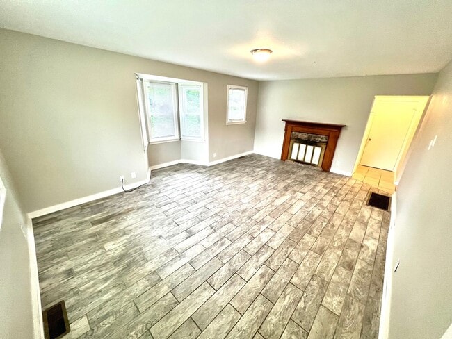 Building Photo - Hudepohl Manor **Updated Rent!** **$75 GIF...