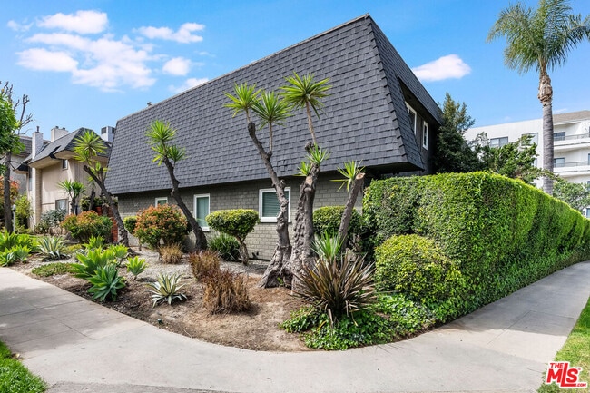 Foto del edificio - 4443 Saugus Ave