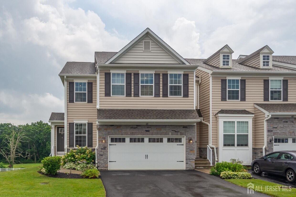 Foto principal - 601 Charleston Dr