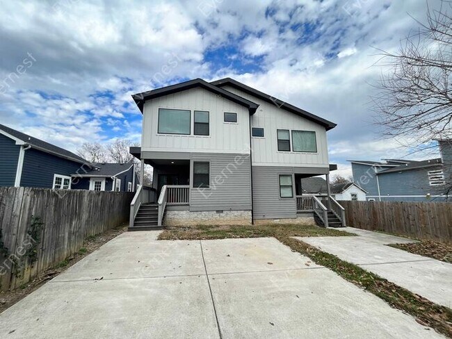 Foto del edificio - 4-Bedroom Home with Modern Comforts in a P...