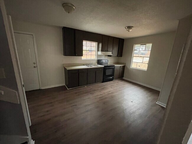 Foto del edificio - 728 Sylvan Dr