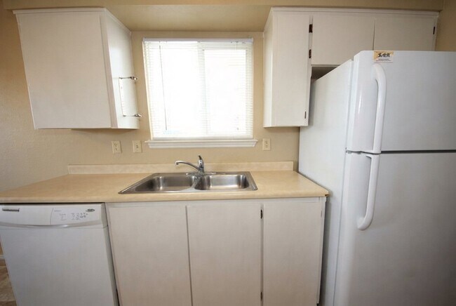 Foto del edificio - 1090 E Cedar St