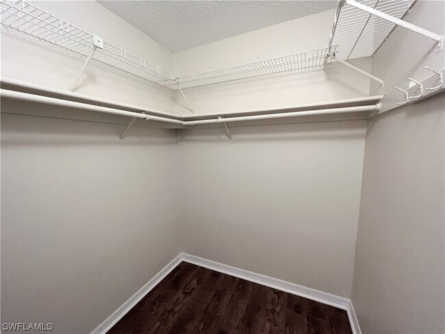 Foto del edificio - 5660 Foxlake Dr