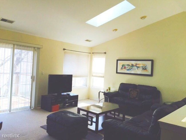 Building Photo - 3 br, 2 bath Townhome - 2451 Madiera Lane