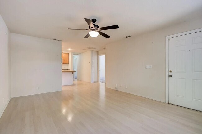Building Photo - 415 20th St