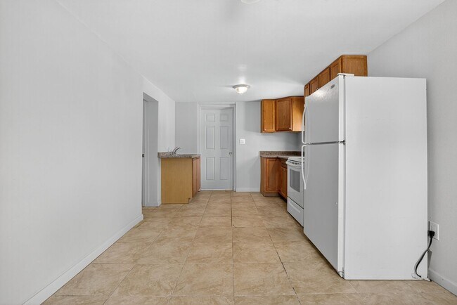 Building Photo - 1410 S 24th Ave