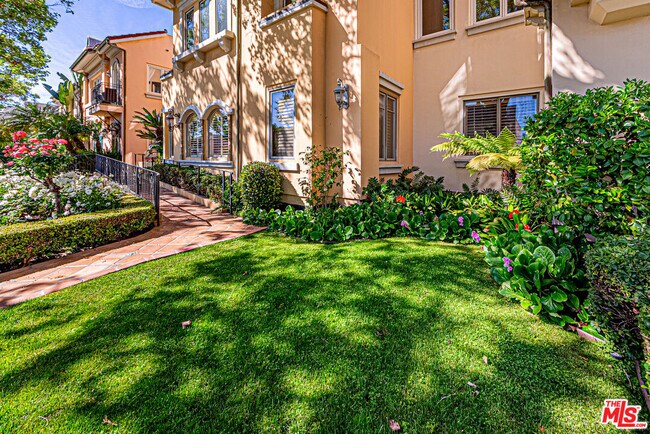 Foto del edificio - 143 N Arnaz Dr