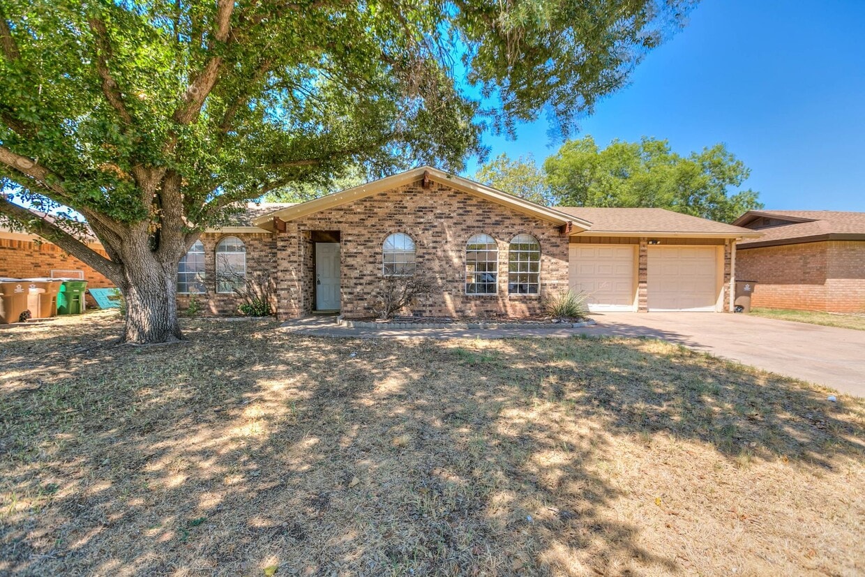 Foto principal - PAY NO SECURITY DEPOSIT! Spacious 3-bedroo...