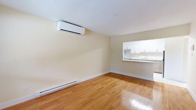 Photo du bâtiment - PRISTINE, NEWLY REOVATED ONE BEDROOM MAIN ...