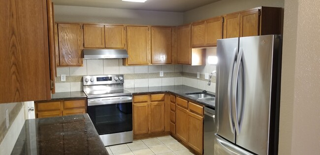 Building Photo - 2105 Agate Dr