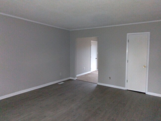 Building Photo - 3 Bedroom, 1.5 bath house with one car garage
